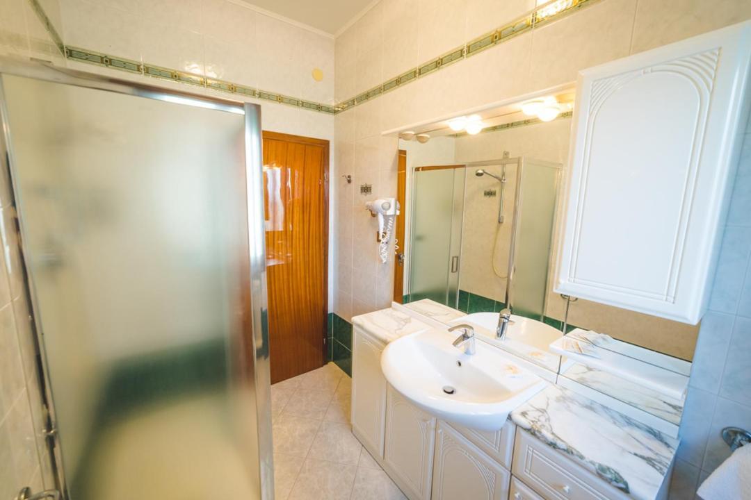 Hotel Grand Prix Сотомарина Екстериор снимка